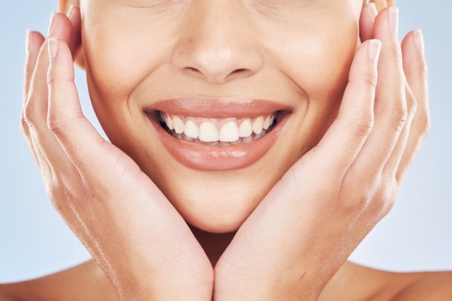 Πλάκα, τερηδόνα και ουλίτιδα: Οι τρεις βασικοί εχθροί της στοματικής υγείας